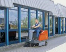 駕駛式吸塵掃地機 駕駛式吸塵掃地機